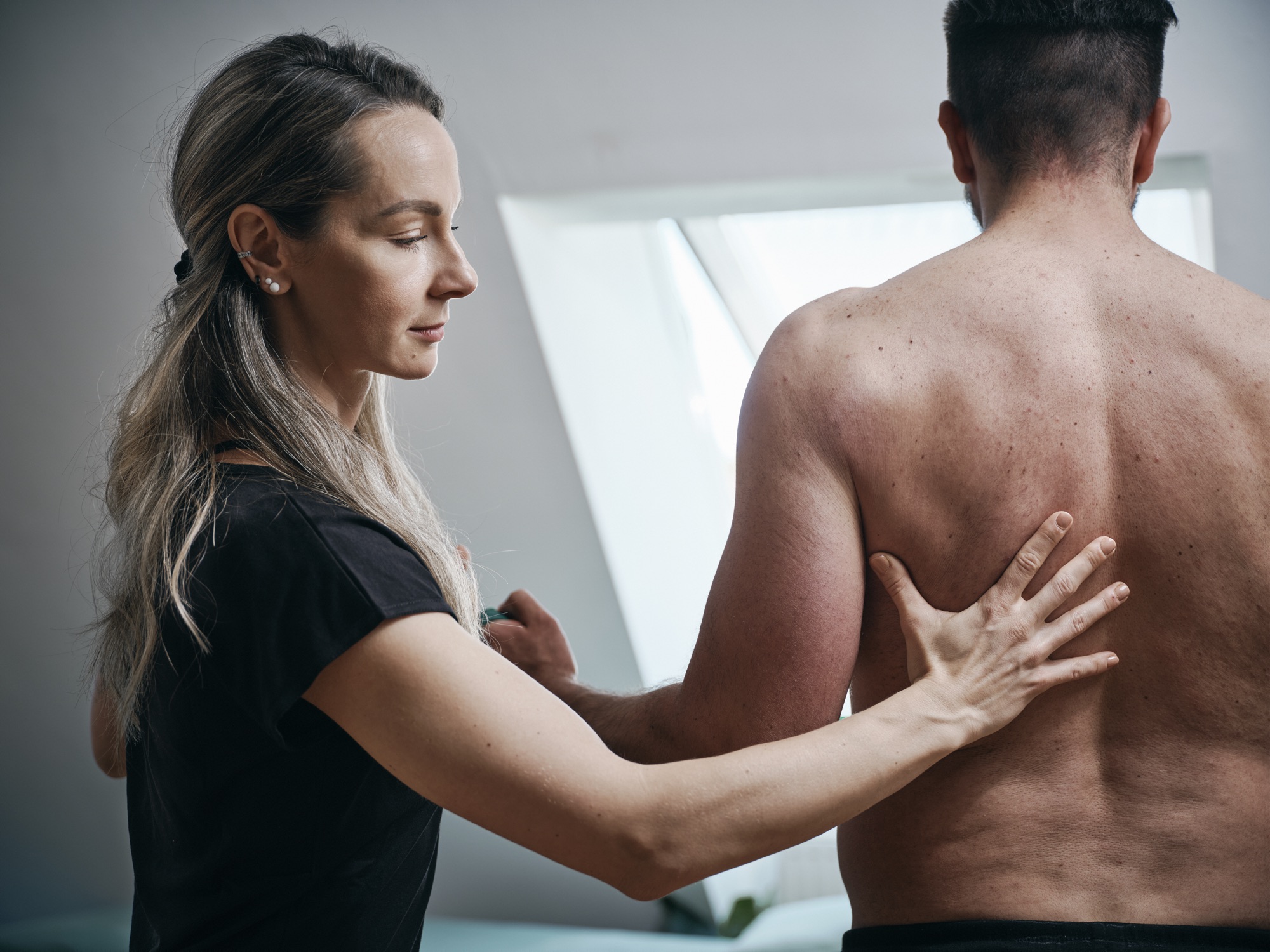 Befundung am Rücken eines Patienten