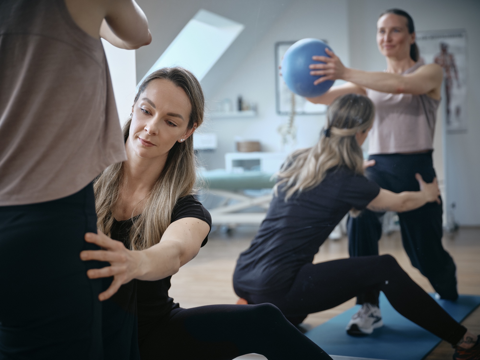 Trainingsübungen mit Bällen im hellen Praxisraum