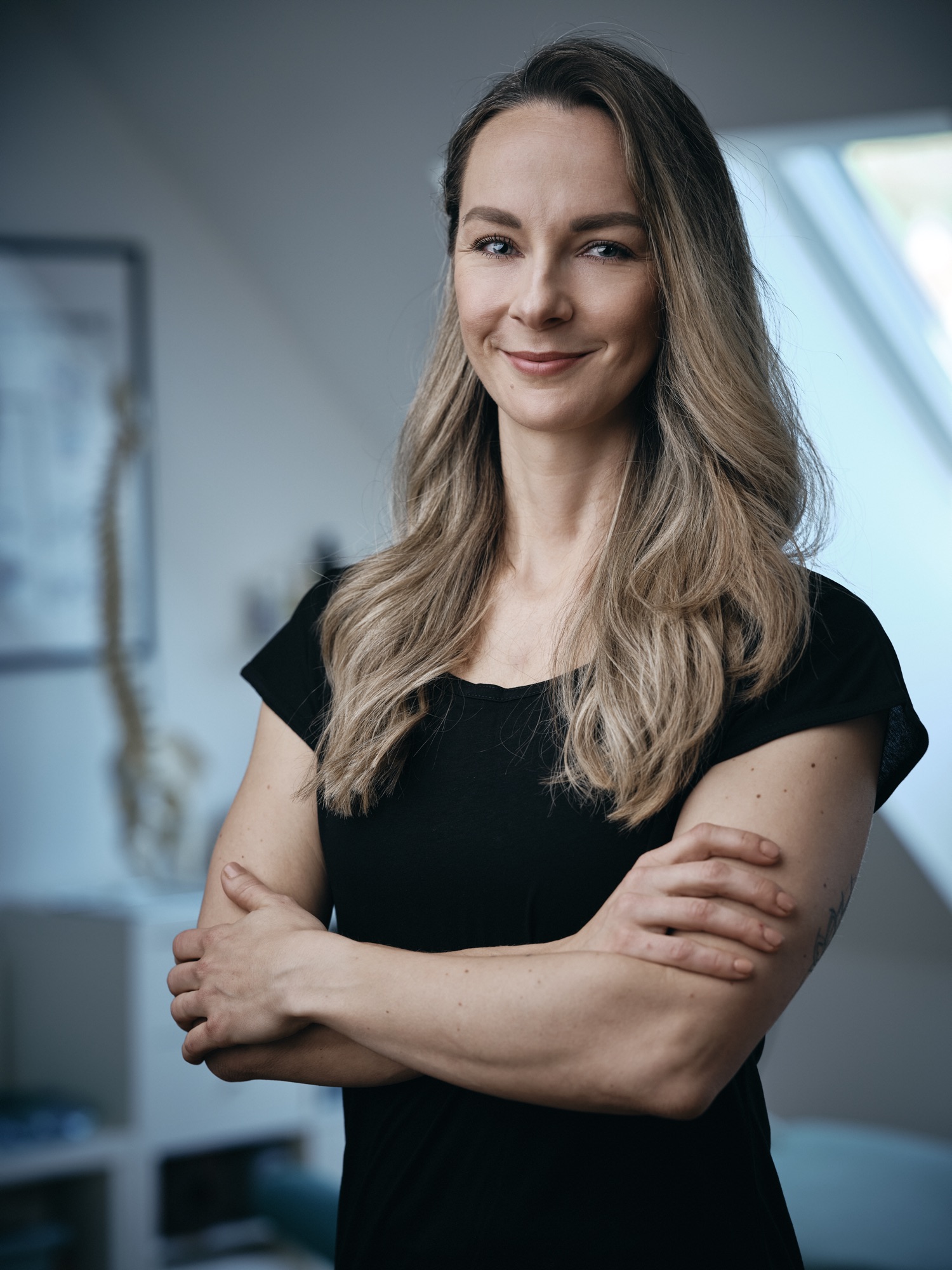 Portrait von Charlotte Schlenker in ihrer Praxis